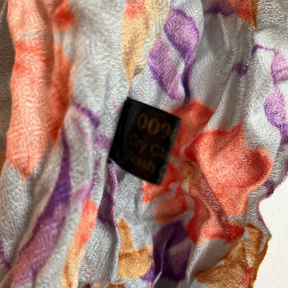 100% WOOL SPRING WEIGHT FLORAL SCARF - Picture 4 of 12